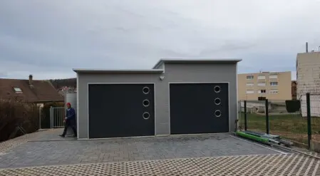 Garage mit Stufendach