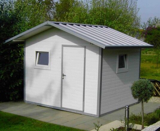Gartenhaus mit Giebel Isoliertes Gartenhaus mit Giebel in weiß